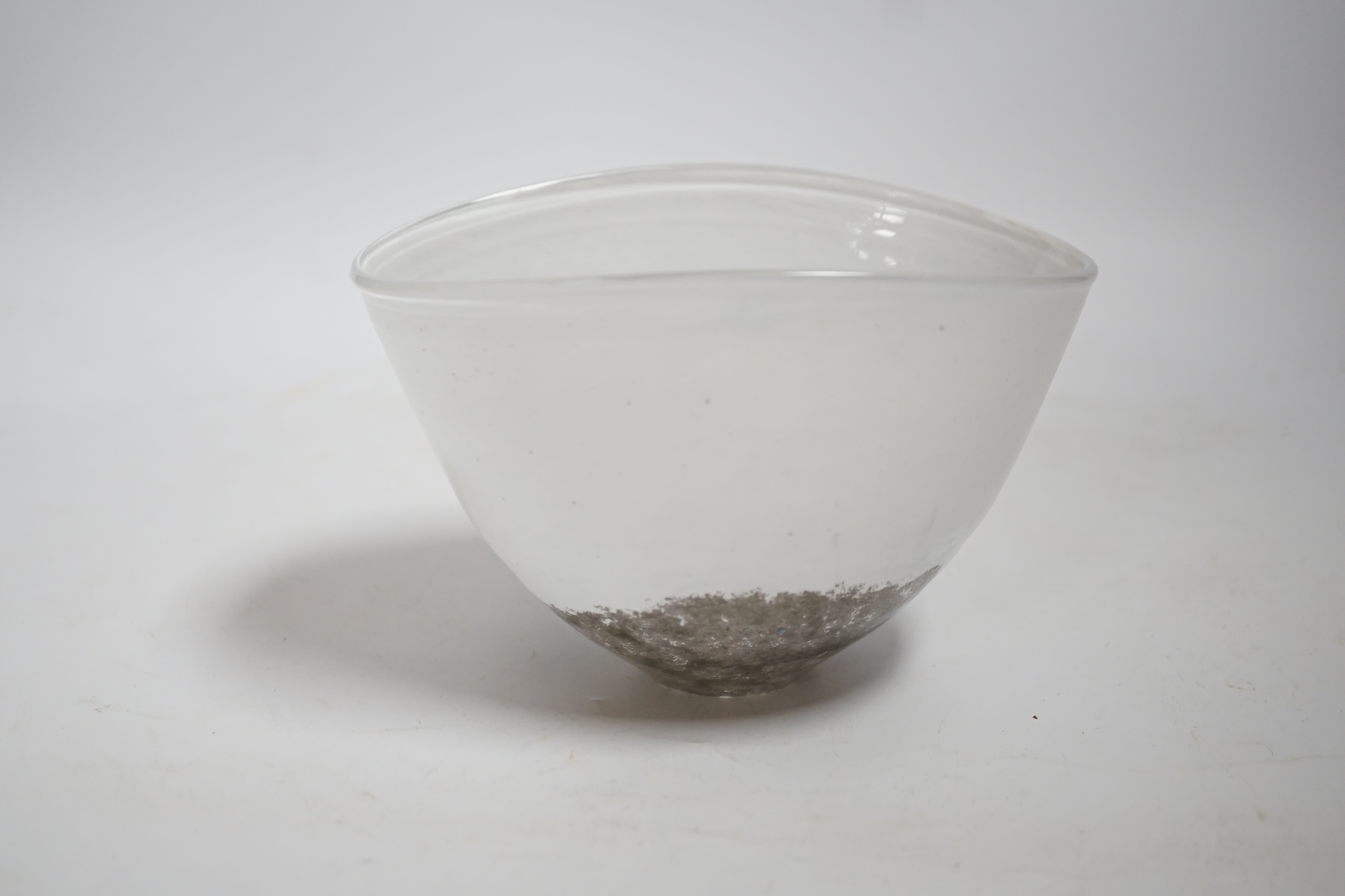 A Kosta Boda Ilugmou glass vase, 9cm
